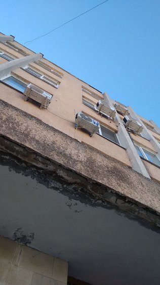 Сигнал от читатели: Мазилка се рони върху тротоар в Айтос - E-Burgas.com