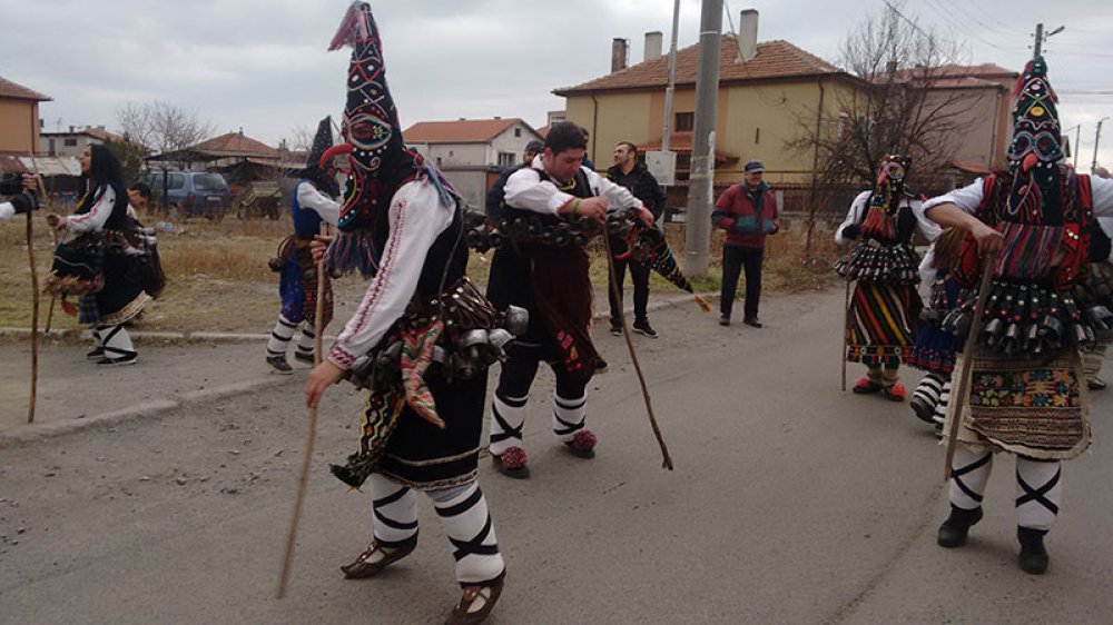 Кукери прогониха злите сили от бургаския квартал Долно Езерово - E-Burgas.com