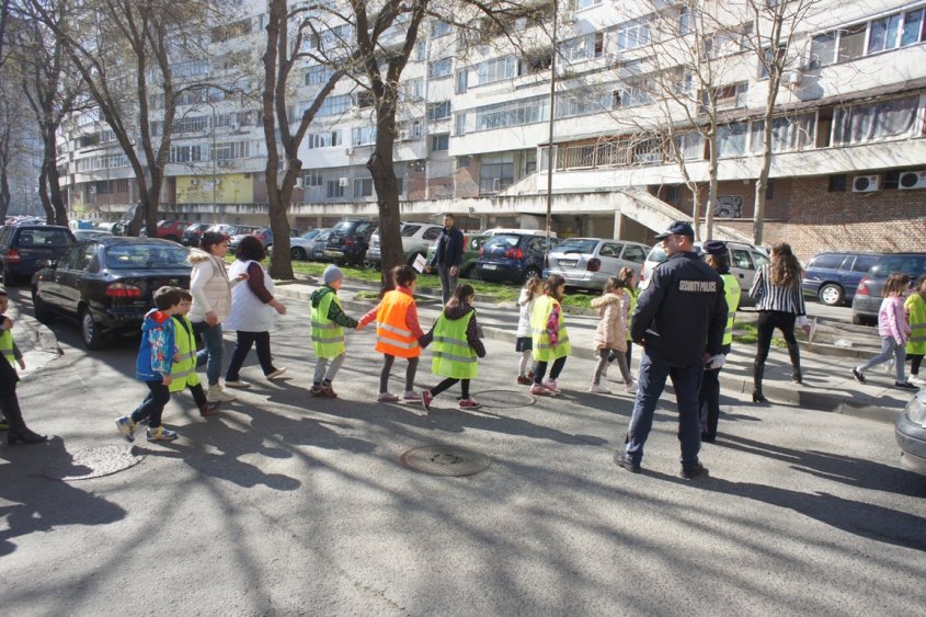 Деца показаха на големите как трябва да се пресича (Снимки) - E-Burgas.com