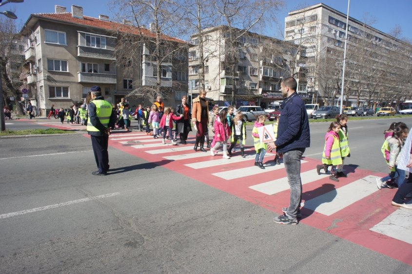 Деца показаха на големите как трябва да се пресича (Снимки) - E-Burgas.com