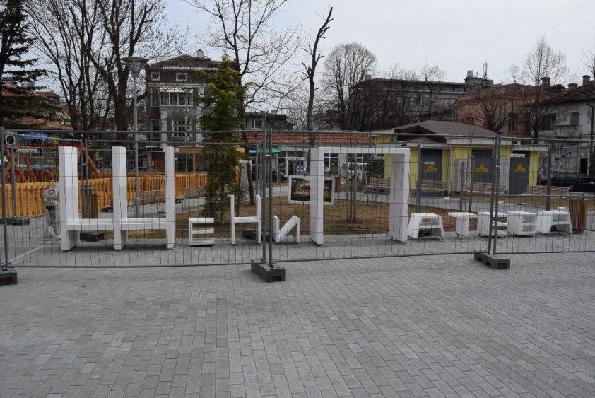 Ремонтът на площада пред Стария съд в Бургас е пред финал (Снимки) - E-Burgas.com