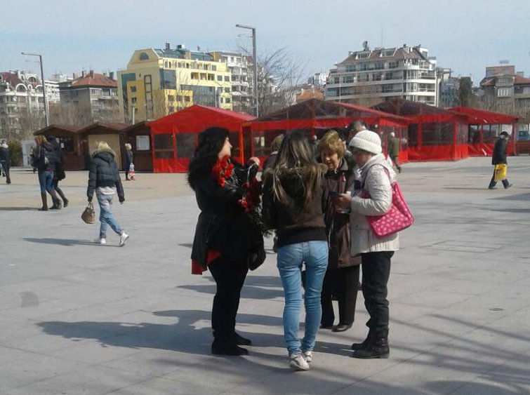 Активисти от ПП „Демократи за отговорност, свобода и толерантност” поднесоха цветя на бургаски дами  - E-Burgas.com
