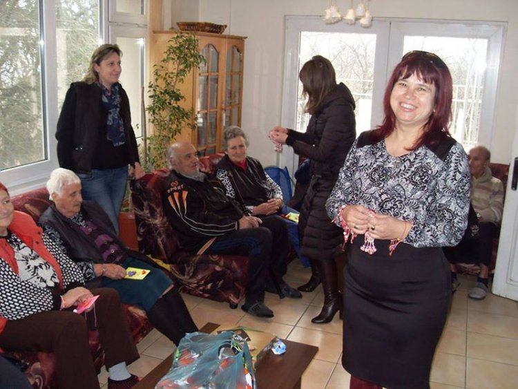 Обитателите на Дома за стари хора в Айтос бяха зарадвани с мартеници  - E-Burgas.com