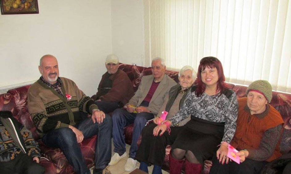 Обитателите на Дома за стари хора в Айтос бяха зарадвани с мартеници  - E-Burgas.com