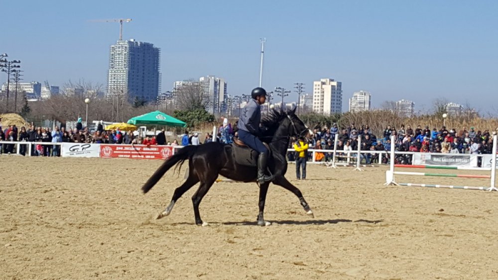 Хиляди бургазлии гледаха паркурите на конната база за Тодоровден (Снимки) - E-Burgas.com