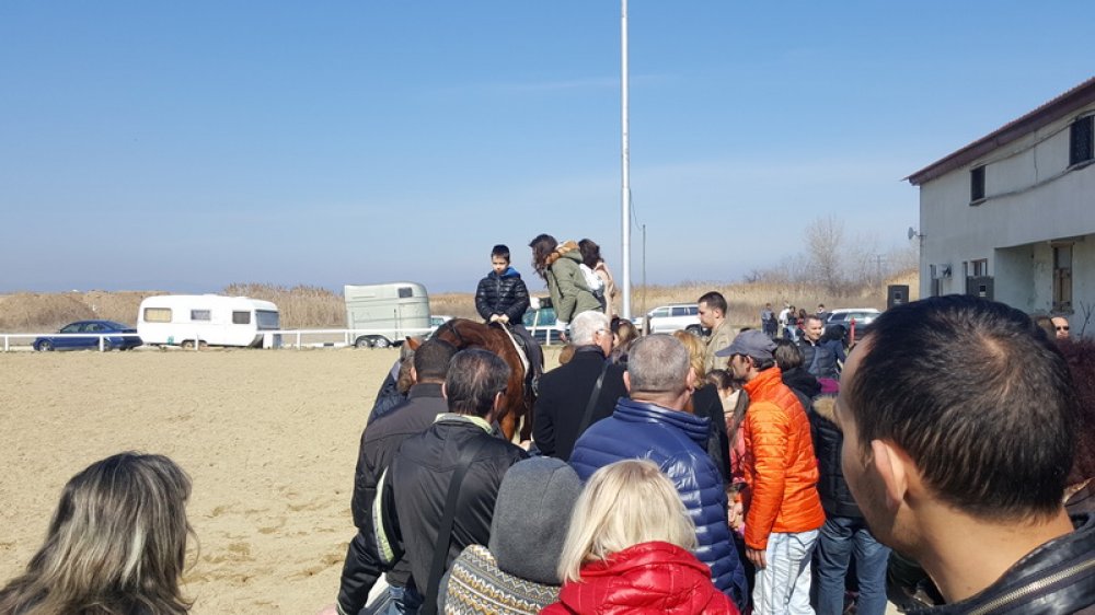 Хиляди бургазлии гледаха паркурите на конната база за Тодоровден (Снимки) - E-Burgas.com