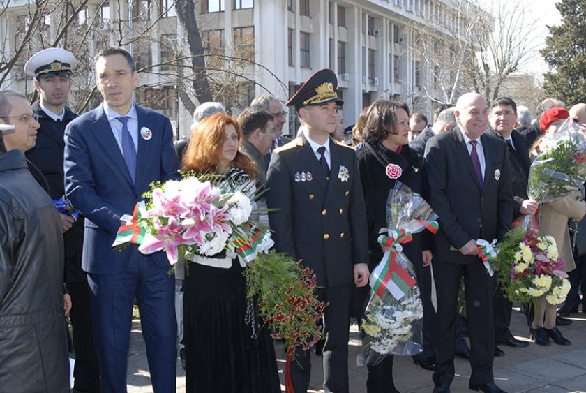 С венци и цветя беше почетена паметта на загиналите за свободата на България /снимки/ - E-Burgas.com