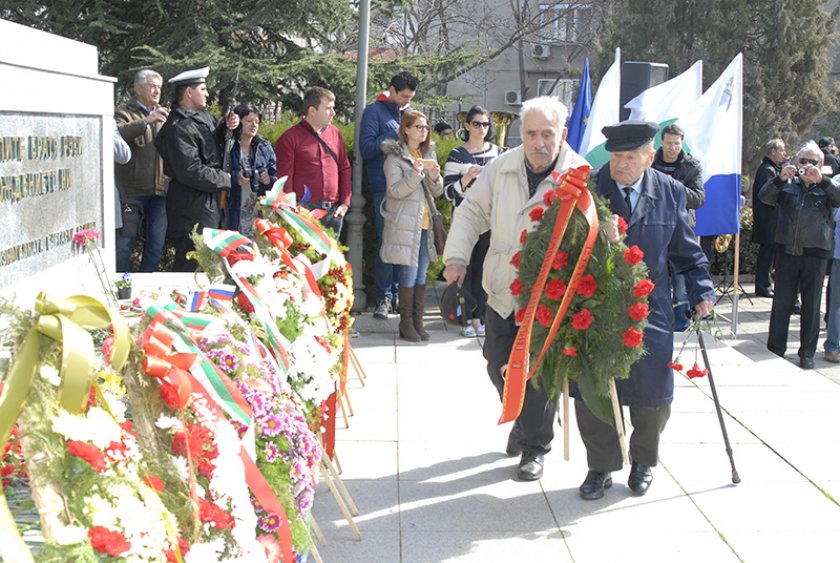С венци и цветя беше почетена паметта на загиналите за свободата на България /снимки/ - E-Burgas.com