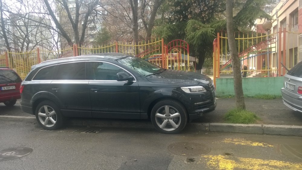 Луксозно возило запушва  всекидневно вход на детска градина в Бургас (Снимки) - E-Burgas.com