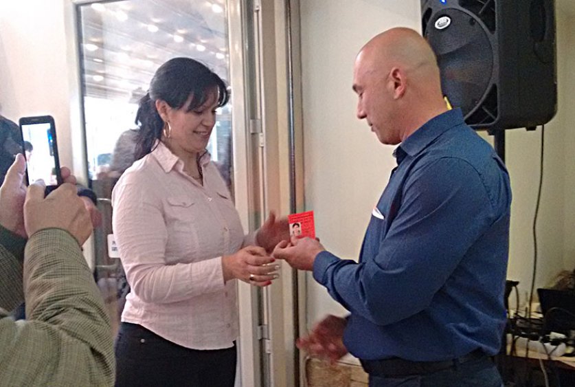Николай Тишев връчва тържествено партийната книжка на новопостъпилата в организацията Маряна Димова