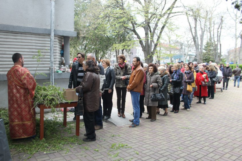 Стотици бургазлии на опашка за върбови клонки за Цветница (снимки)  - E-Burgas.com