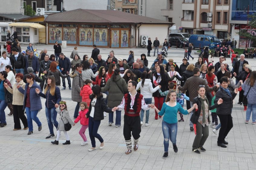 Цветница обедини Бургас, стотици вият хоро на площада (снимки)  - E-Burgas.com