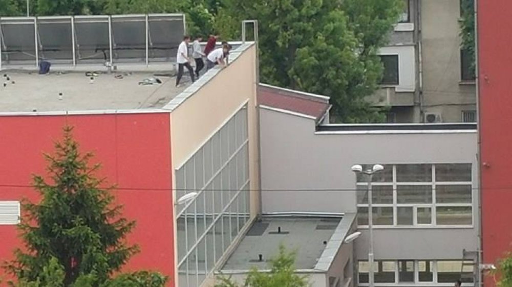 Ужасяващи кадри: Деца висят от покрива на бургаско училище (Снимки) - E-Burgas.com