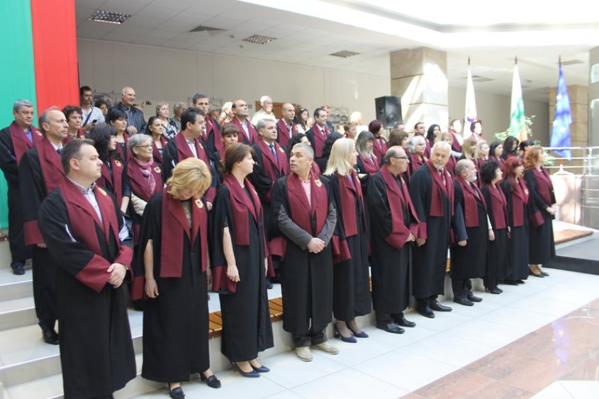 300 абсолвенти от БСУ получиха дипломите си (снимки)  - E-Burgas.com