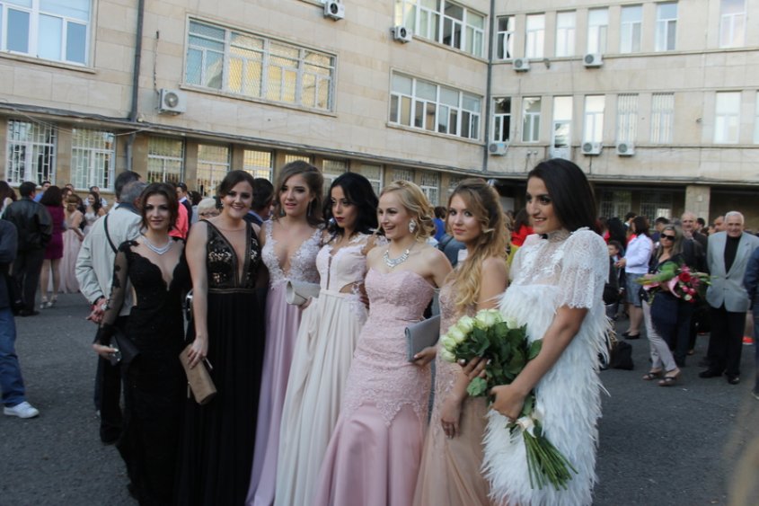 Бургас показа класа: Красиви дами и стилни кавалери тръгнаха за бала (снимки) - E-Burgas.com