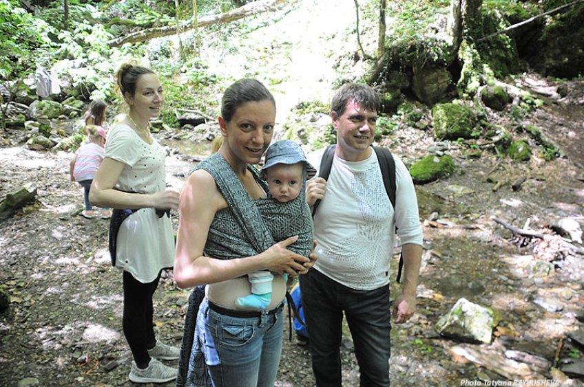 Семейство с три месечно бебе бяха сред туристите, преминали по маршрута до Индипасха