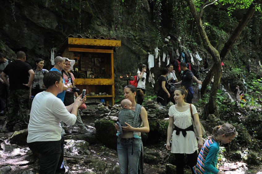  Участниците във Фестивала на зелениката посетиха тракийски светилища, параклиси и извори с лековита вода /галерия/ - E-Burgas.com