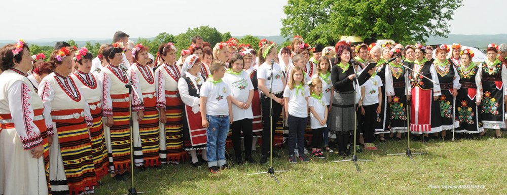  Участниците във Фестивала на зелениката посетиха тракийски светилища, параклиси и извори с лековита вода /галерия/ - E-Burgas.com