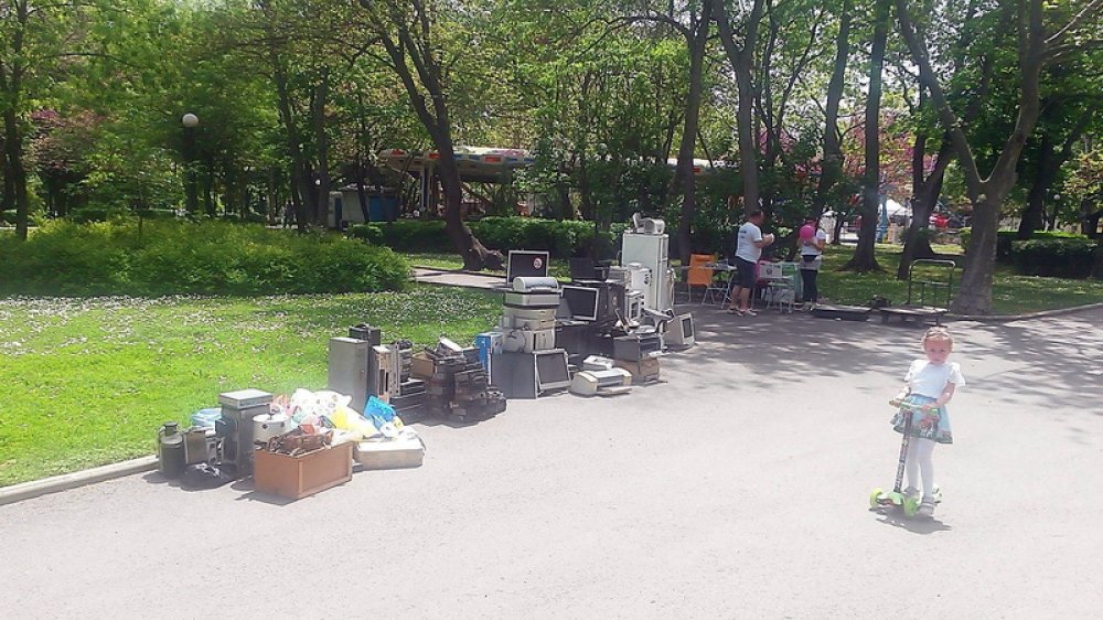 Бургазлии събраха над 300 кг електронни отпадъци само за 2 часа (Снимки) - E-Burgas.com