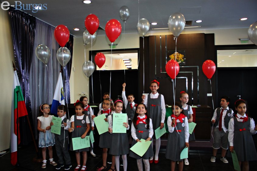 51 деца от ЧНУ „Д-р Мария Монтесори”  получиха дипломи от посланика на Португалия  - E-Burgas.com