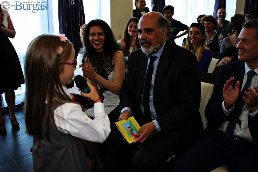 51 деца от ЧНУ „Д-р Мария Монтесори”  получиха дипломи от посланика на Португалия  - E-Burgas.com