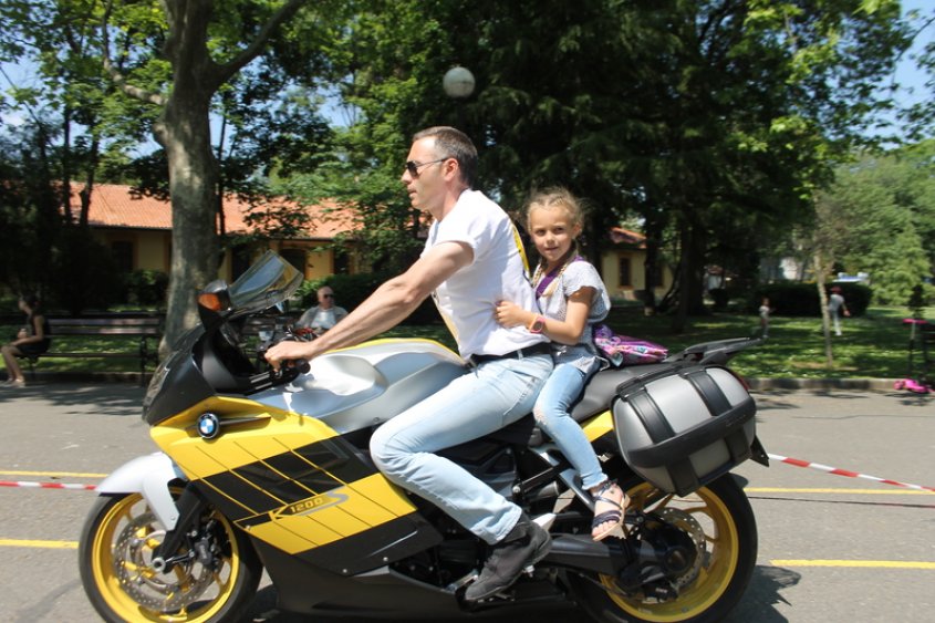 Деца въртят кръгчета на мотори с батковците рокери за 1 юни (видео)  - E-Burgas.com