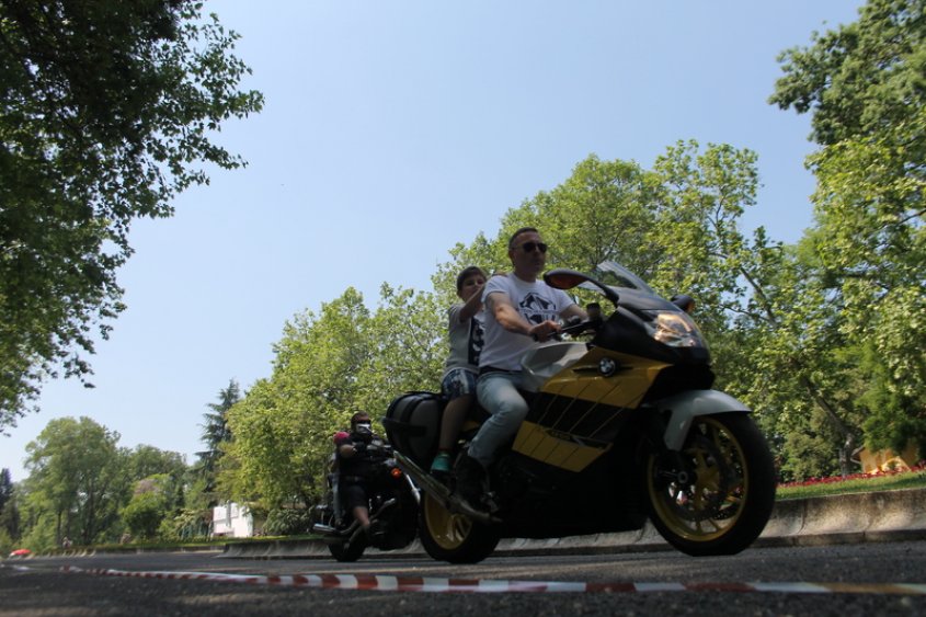 Деца въртят кръгчета на мотори с батковците рокери за 1 юни (видео)  - E-Burgas.com
