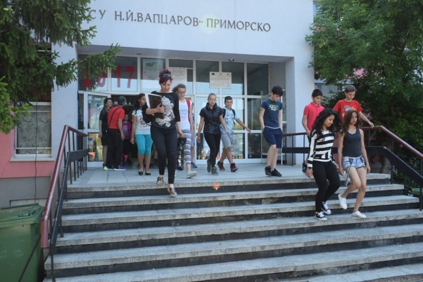  Сигнал за бомба евакуира учениците в Приморско (снимки) - E-Burgas.com