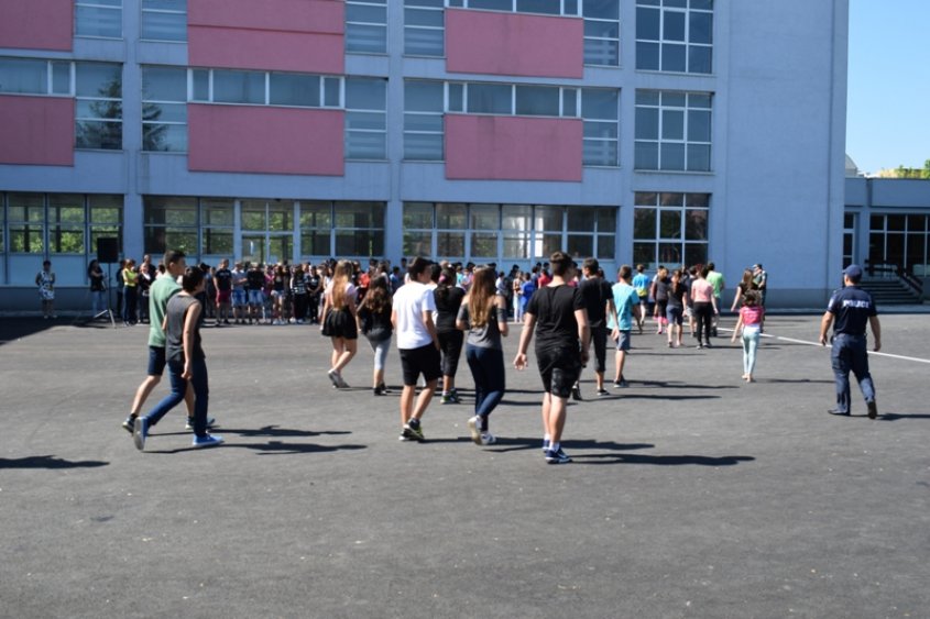  Сигнал за бомба евакуира учениците в Приморско (снимки) - E-Burgas.com