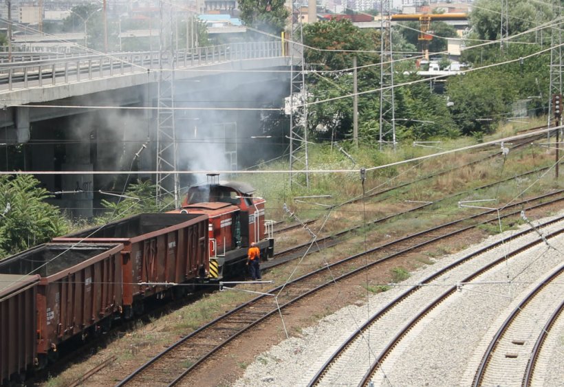 Товарен влак пламна в Бургас, машинисти гасят огъня (видео)  - E-Burgas.com