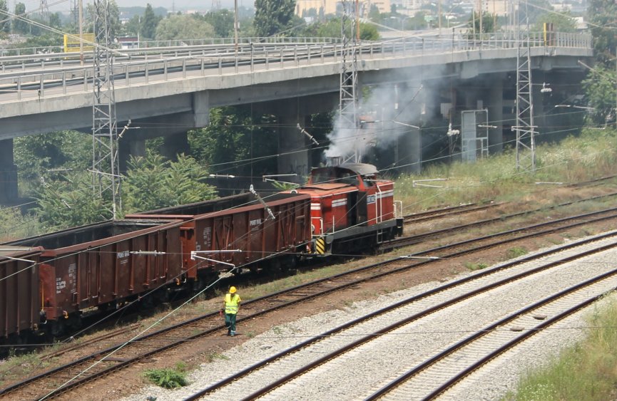 Товарен влак пламна в Бургас, машинисти гасят огъня (видео)  - E-Burgas.com