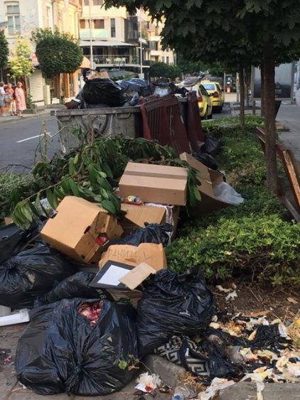 Бургазлии: Купища боклуци и зловонна миризма на метри от ул. Богориди - E-Burgas.com