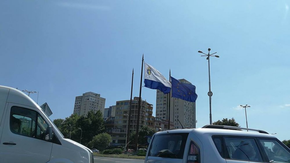 Сигнал: Българският трибагреник изчезна от пилоните на входа на Бургас - E-Burgas.com