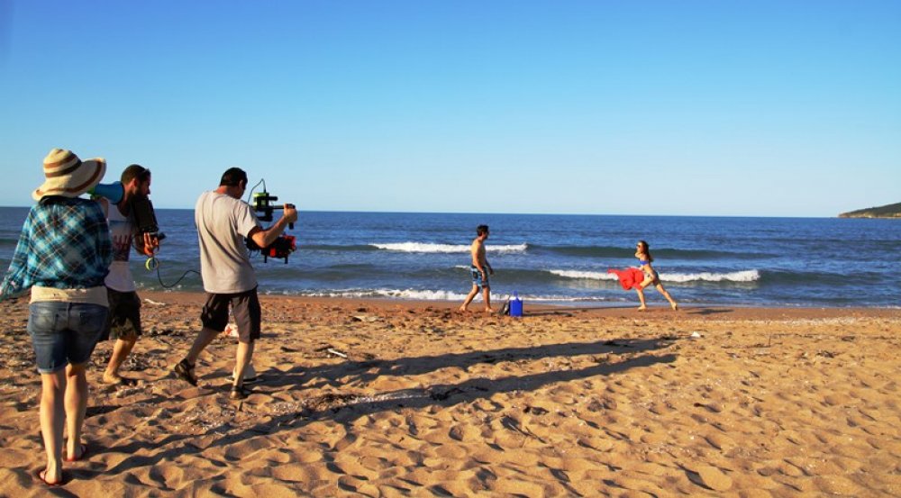 „Слънцето ни пали“ освежи вълните край Аркутино, вижте най-новия летен хит (Видео) - E-Burgas.com