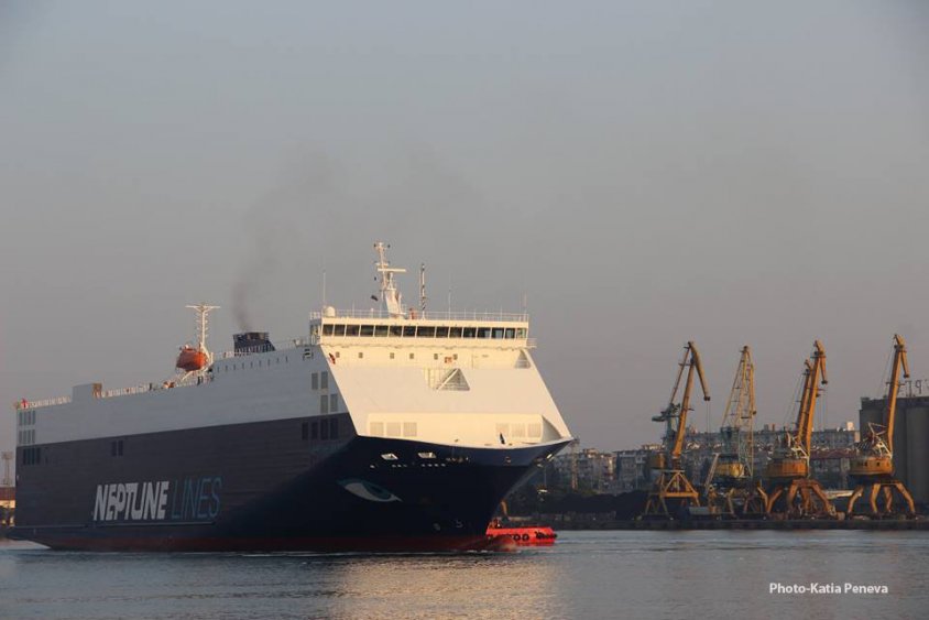 Огромен товарен кораб влезе в Бургаското пристанище - E-Burgas.com