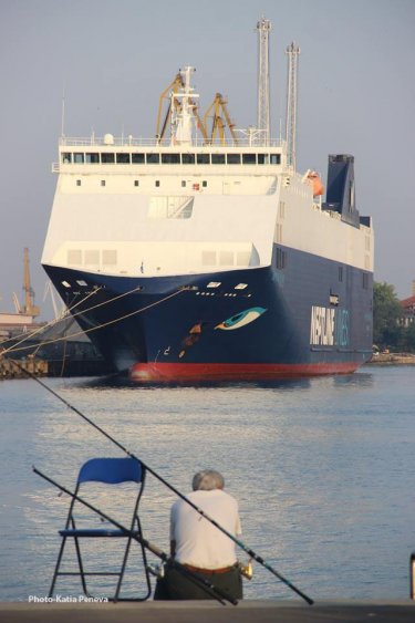 Огромен товарен кораб влезе в Бургаското пристанище - E-Burgas.com
