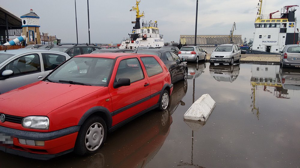 Пристанищен паркинг се превърна в езеро след дъжда /снимки, видео/ - E-Burgas.com