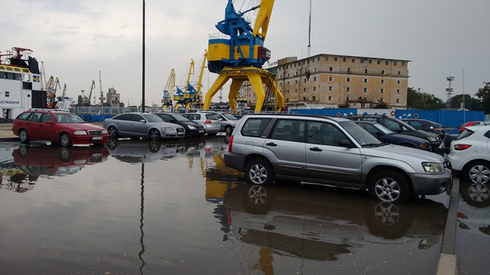 Пристанищен паркинг се превърна в езеро след дъжда /снимки, видео/ - E-Burgas.com