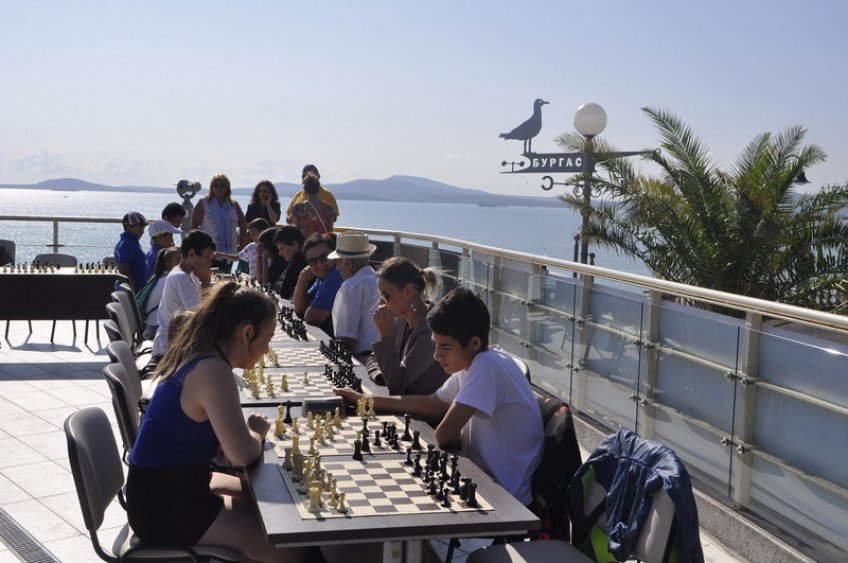 Световните шампиони Нургюл Салимова и Цветан Стоянов откриха шахмат кампания в Бургас (Снимки) - E-Burgas.com