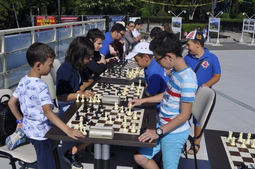Световните шампиони Нургюл Салимова и Цветан Стоянов откриха шахмат кампания в Бургас (Снимки) - E-Burgas.com