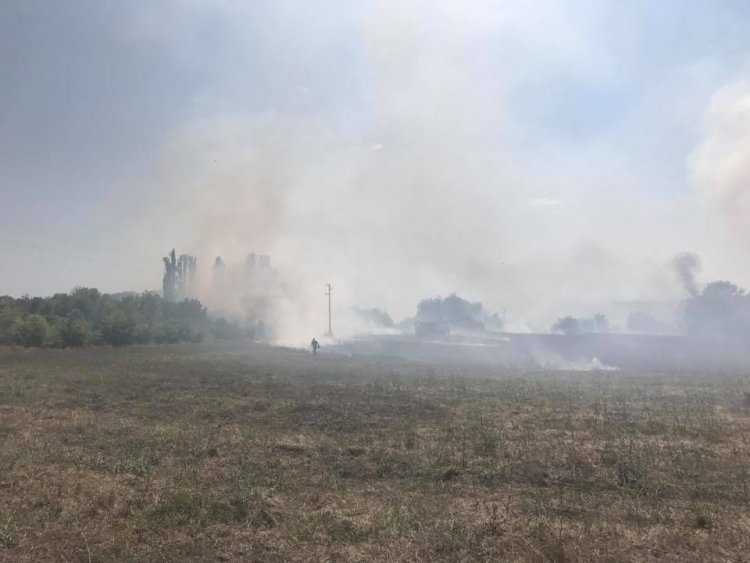 Пет пожарни се борят с огъня в Изворище, горят и постройки във вилната зона - E-Burgas.com
