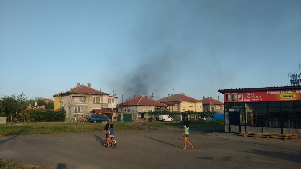 Комбайн се запали край Долно Езерово (видео) - E-Burgas.com