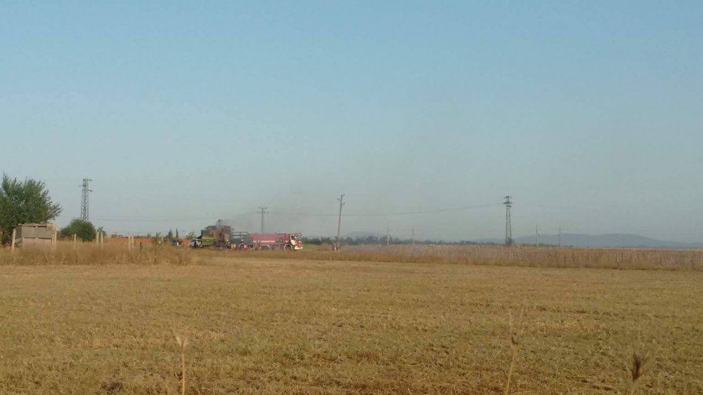 Комбайн се запали край Долно Езерово (видео) - E-Burgas.com
