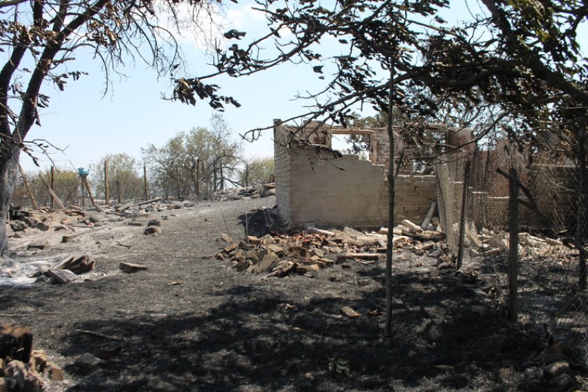 Свидетели на пожара: Беше страшно, огънят поглъщаше къщите от 4 страни (снимки)  - E-Burgas.com