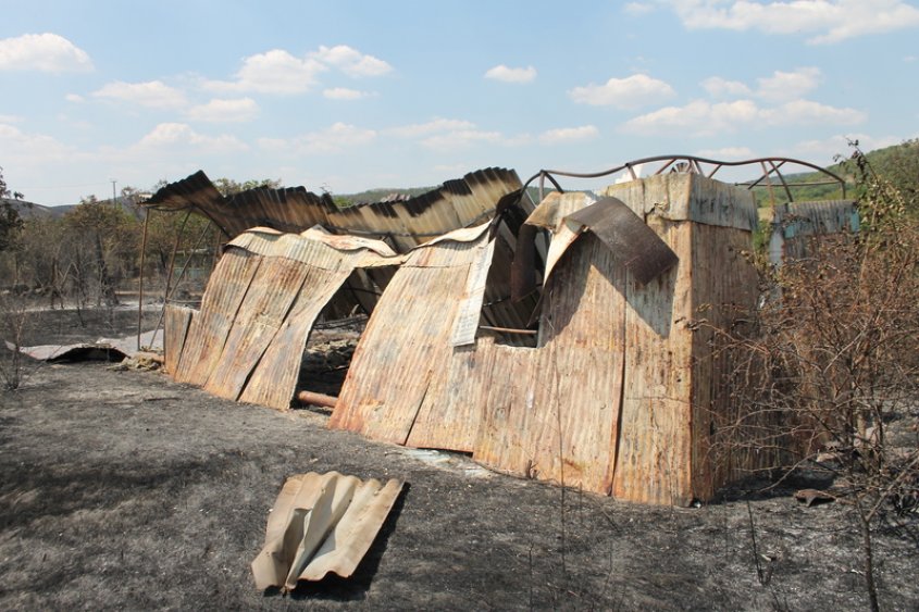 Свидетели на пожара: Беше страшно, огънят поглъщаше къщите от 4 страни (снимки)  - E-Burgas.com