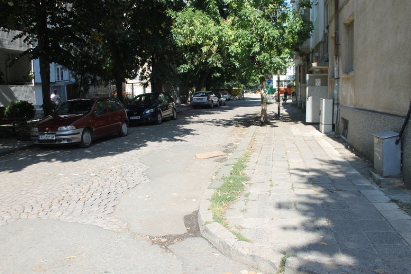 Срамота! 17 години общината пренебрегва жалби за ремонт на 100-метрова отсечка в центъра на Бургас - E-Burgas.com