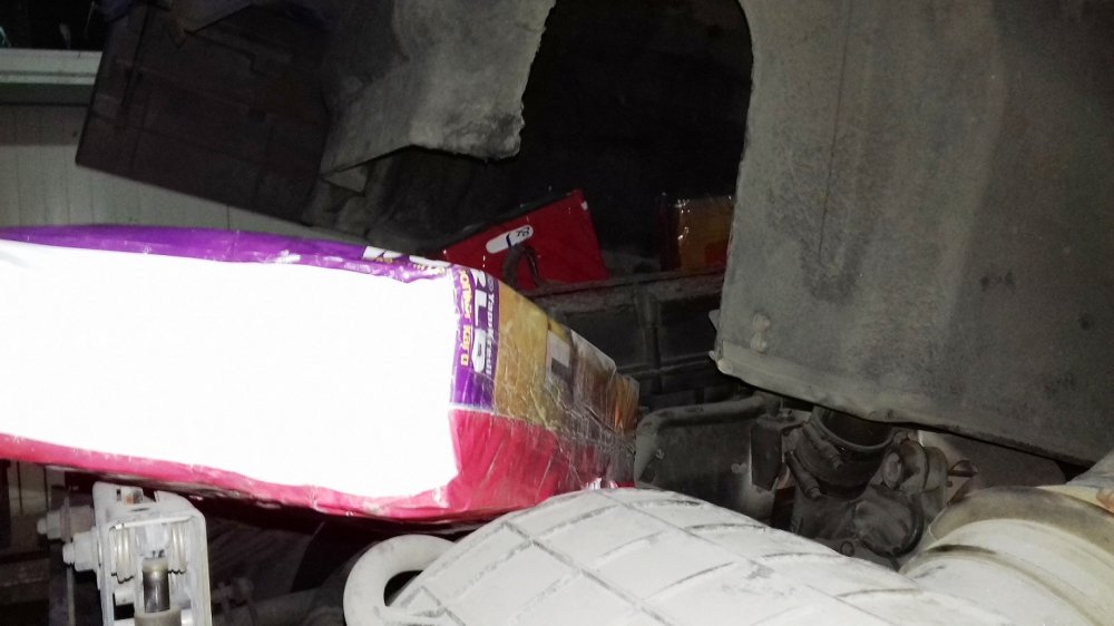 Митничари откриха 15 800 къса контрабандни цигари в камион (снимки)   - E-Burgas.com
