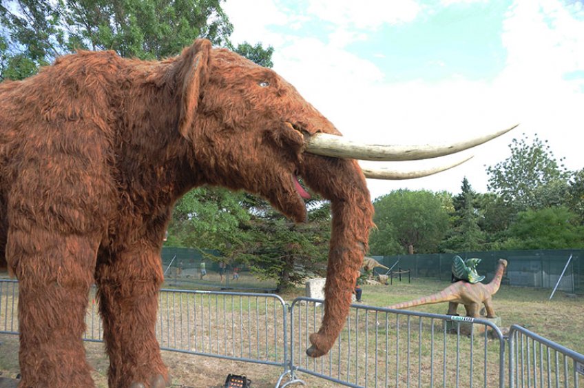 Динозаври, мамути и саблезъби тигри вече посрещат гостите на бургаския парк 