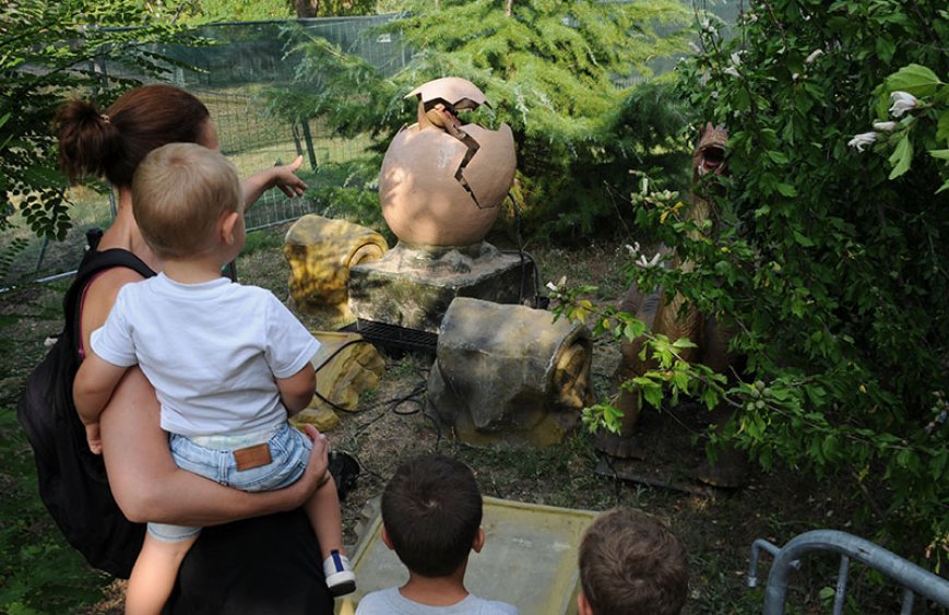 Динозаври, мамути и саблезъби тигри вече посрещат гостите на бургаския парк 