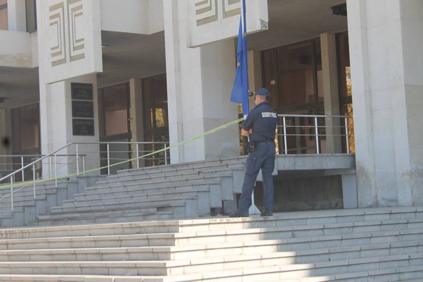 Отцепиха Бургаския съд след сигнал за бомба (Снимки) - E-Burgas.com